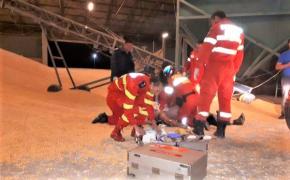 Tone de porumb l-au acoperit pe muncitorul unui depozit din Arad. 12 pompieri și o armată de medici s-au chinuit să-l salveze