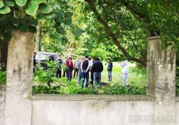 Cadavru descoperit într-un parc din Bihor. Victima ar fi fost înjunghiată în gât