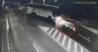 Video cu momentul în care cei doi tineri intră cu motocicleta sub roţile unui autocar, în Suceava