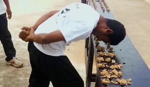 Un indian a stabilit un nou record mondial la spart nuci cu capul (Video)