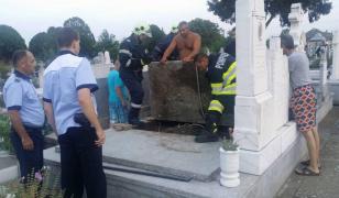 Câine îngropat de viu într-un mormânt din cimitirul Sânnicolau Mare