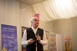 Manualele tipărite nu vor dispărea, dar implicarea tehnologiei în procesul de învățare câștigă tot mai mult teren