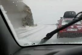 Transalpina, acoperită de grindină! O ploie torențială a blocat accesul turiștilor pe Transalpina (Video)