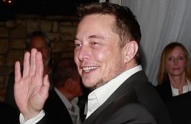 Elon Musk face cu mâna fotoreporterilor