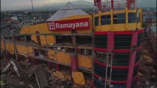 Clădirea distrusă a hotelului, după cutremurul din Indonezia