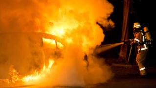 Pompier german stinge o mașină în flăcări