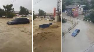 Mașini luate de viitură în Turcia