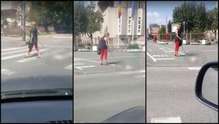 Imagini şocante. O femeie "plimbă" în lesă un câţel mort, pe străzile din Reșița. Poliţia încearcă să o identifice