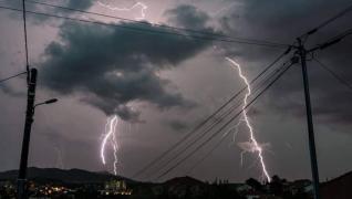 ANM a emis noi alerte cod portocaliu şi galben cu efect imediat. Furtuni puternice lovesc acum două judeţe