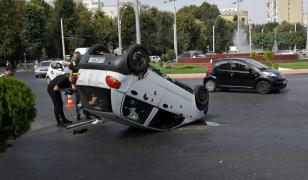 Accident spectaculos în Bucureşti. O femeie s-a răsturnat cu un Matiz într-un sens giratoriu