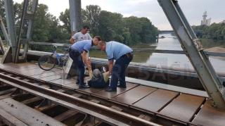 Incident dramatic la Satu Mare. Un bărbat care a vrut să se arunce de pe un pod a fost salvat în ultimul moment (Video)