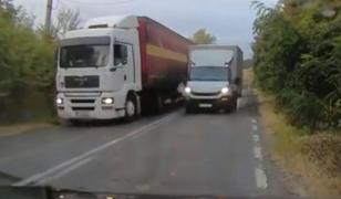 Depăşire criminală pe un drum din Bacău. Şofer inconştient, la un pas de tragedie