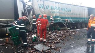 Două TIR-uri s-au ciocnit frontal în Vâlcea. Şoferi încarceraţi în cabine, trafic blocat la Bujoreni