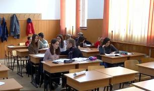 Elevi în clasă în timpul pauzei