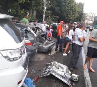 Un şofer de TIR a lovit şapte maşini parcate pe o stradă din Bucureşti (Video)