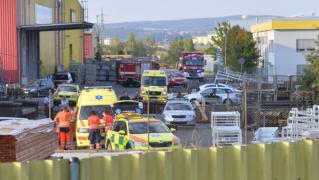 Un elicopter s-a prăbuşit peste o clădire din Plzen, în Cehia. Toți cei aflați la bord au murit (Video)