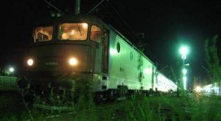 Un bărbat din Vrancea s-a întins în faţa trenului, imediat după ce a dat cu maşina peste un pieton şi a fugit de la locul accidentului