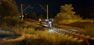 Gelos şi plin de furie, un focşănean a lovit intenţionat cu maşina un bărbat, apoi s-a aruncat în faţa trenului