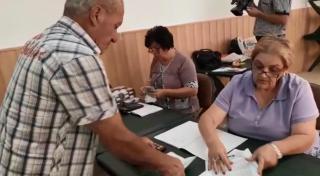 S-au dat primii bani pentru porcii omorâţi din cauza gripei porcine. În Brăila, sute de oameni au făcut coadă la primărie