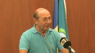 Băsescu, reacţie explozivă la Şcoala de Vară: E interesant să mergi prin Parlament cu hârtii scrise cu ''ue PSD''