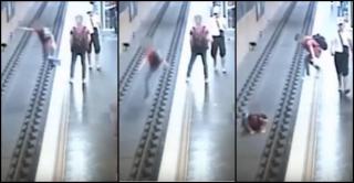 Un bărbat este împins între șinele metroului de un străin