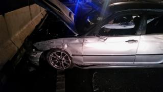 Şoferul unui BMW a provocat un grav accident la Hunedoara, apoi a fugit, abandonând maşina dar şi pasagerul