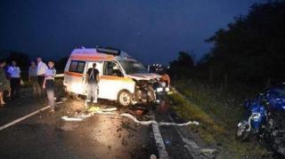 Ambulanţă în misiune spulberată de un BMW, la intrare în Deva. Cod Roşu, 3 răniţi grav