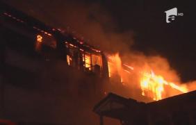Mansarda blocului din București distrusă de foc