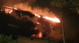 Toţi locatarii din blocul distrus de incendiu, în Bucureşti, vor primi câte 3.000 de lei de la Primăria sectorului 5