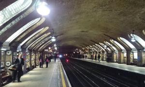 O mamă şi copilul ei au căzut pe şine într-o staţie de metrou din Londra, iar trenul a trecut peste ele
