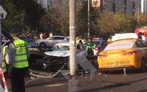 Mașina distrusă după ce a lovit pietonii din Moscova