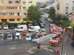 Un bărbat s-a aruncat de la etajul 10 al unui bloc din Ploieşti, după o ceartă cruntă cu soţia