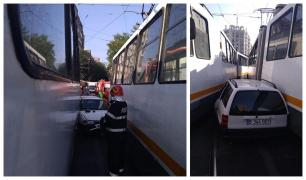 Maşină strivită de 2 tramvaie, în Bucureşti. Manevră halucinantă a şoferului