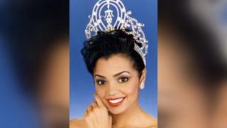Chelsi Smith cu coroana de Miss Universe