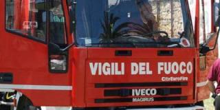 La un pas de tragedie! O mamă româncă și cei trei copiii ai ei, salvați de doi carabinieri de pe balconul locuinței care luase foc