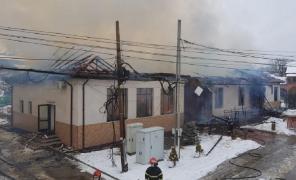 Primăria Fitioneşti din Vrancea în flăcări
