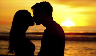 Ca să-şi păstreze iubita, un tânăr din Alba i-a dat foc la casă, apoi a salvat-o