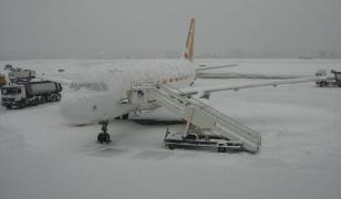 Curse întârziate pe aeroportul Otopeni din cauza operaţiunilor de degivrare