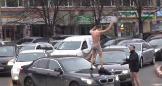 Doi șoferi în chiloţi s-au dat în spectacol într-un giratoriu din Ploieşti (Video)