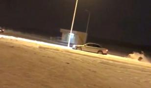 Tânăr tras cu un cauciuc de o maşină la Craiova