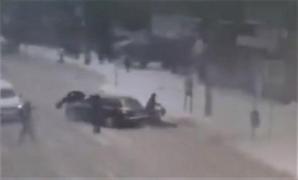 Momentul în care o şoferiţă intră în plin într-un grup de oameni, pe o trecere de pietoni din Suceava (Video)