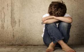 Un tată din Botoşani şi-a minţit şi ignorat propriul copil timp de 12 ani. Băiatul umblă prin tribunale pentru pensia alimentară