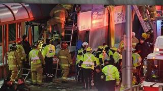 Autobuzul care a lovit acoperișul unei stații din Ottawa