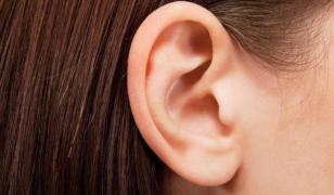 O femeie nu mai poate auzi vocea bărbaților din cauza unei boli foarte rare