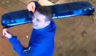 Tânărul este căutat după ce a furat girofarul de pe o mașină de Poliție