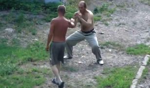 Un tânăr din Vaslui s-a lăudat că și-a ucis un dușman cu o lovitură 'Jackie Chan'