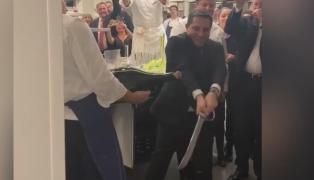 Managerul lovește șampania cu sabia