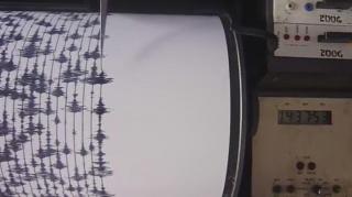 Seismograf care înregistrează un cutremur în Indonezia