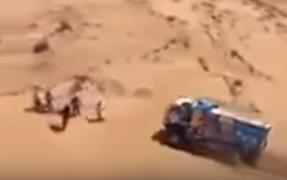 Imagini de groază la Raliul Dakar 2019. Spectator lovit de camionul unui pilot rus (Video)