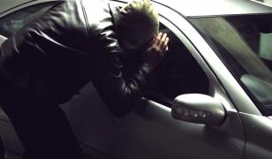 Mașini sparte în Tulcea de doi adolescenți cu o simplă foarfecă